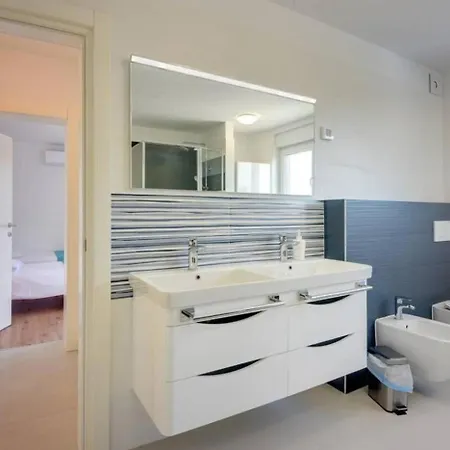 Grande T&d For 14 People In With Sauna, Fitness & Heated Pool