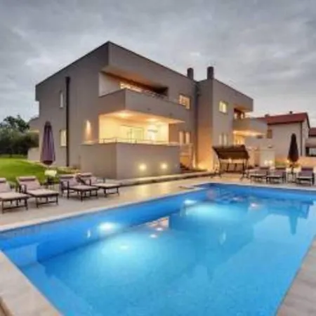 Grande T&d For 14 People Near With Sauna, Fitness & Heated Pool *