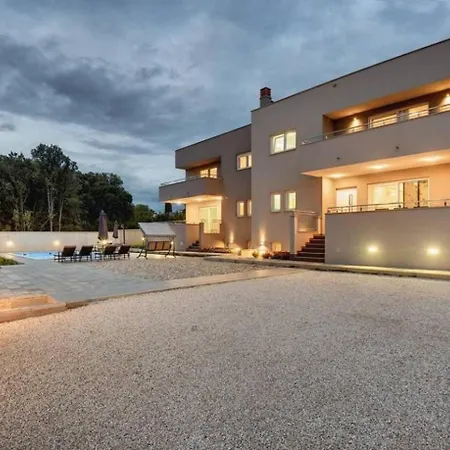 Grande T&d For 14 People In With Sauna, Fitness & Heated Pool Villa *