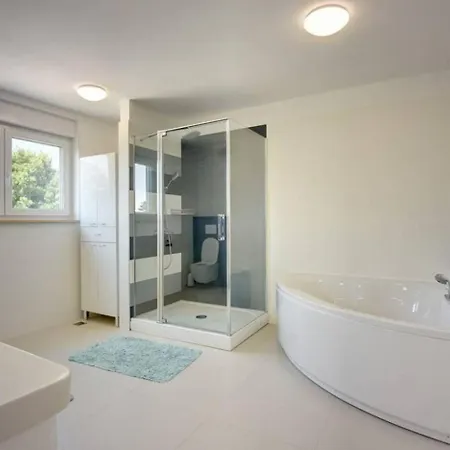 Grande T&d For 14 People In With Sauna, Fitness & Heated Pool *