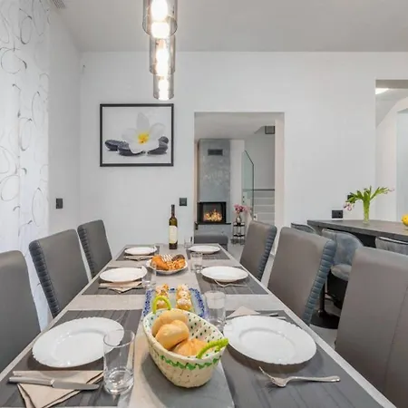 Grande T&d For 14 People Near With Sauna, Fitness & Heated Pool * Pula