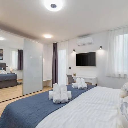 Grande T&d For 14 People In With Sauna, Fitness & Heated Pool Villa