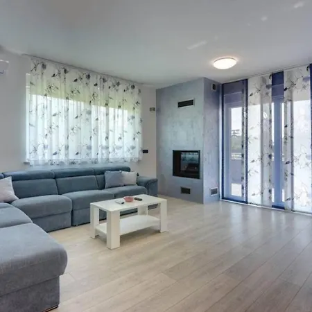 Grande T&d For 14 People In With Sauna, Fitness & Heated Pool