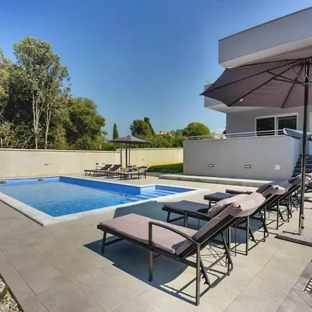 Grande T&d For 14 People In With Sauna, Fitness & Heated Pool * بولا