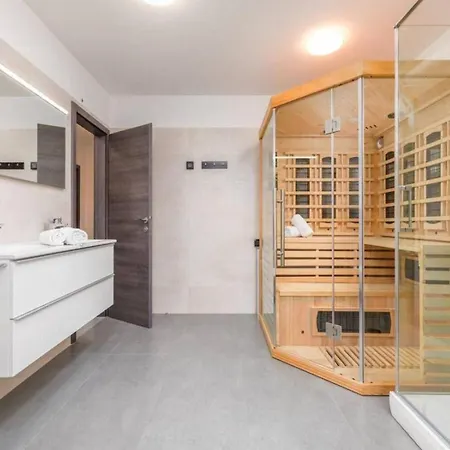 Grande T&d For 14 People In With Sauna, Fitness & Heated Pool Pula