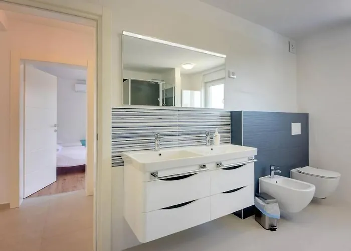 Grande T&d For 14 People Near With Sauna, Fitness & Heated Pool