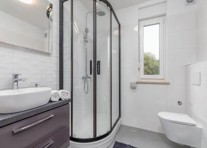 Grande T&d For 14 People Near With Sauna, Fitness & Heated Pool *