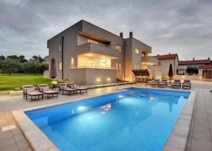 Grande T&d For 14 People Near With Sauna, Fitness & Heated Pool *