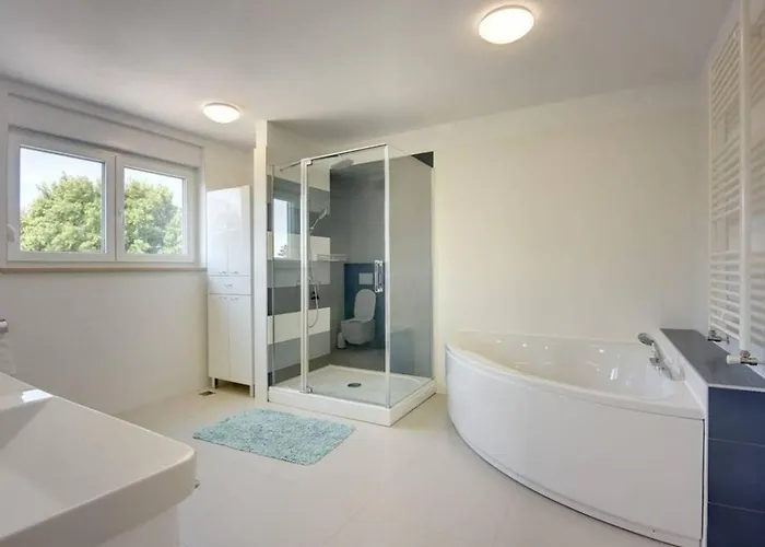 Grande T&d For 14 People Near With Sauna, Fitness & Heated Pool *