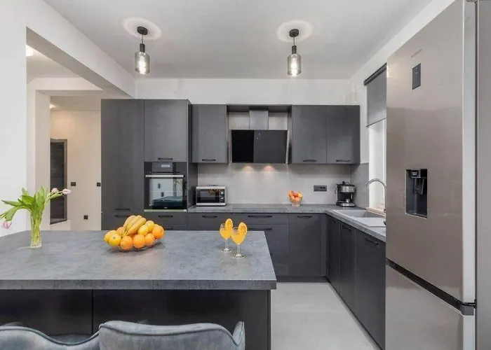 Vila Grande T&d For 14 People Near With Sauna, Fitness & Heated Pool