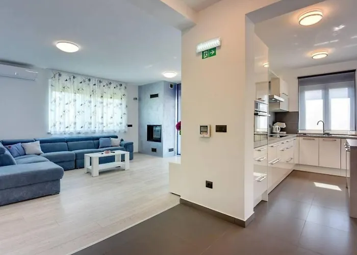 Vila Grande T&d For 14 People Near With Sauna, Fitness & Heated Pool