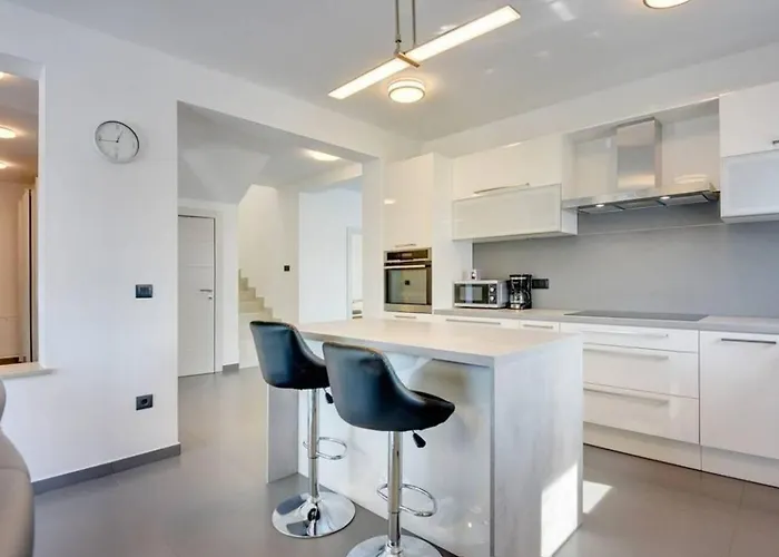 Grande T&d For 14 People Near With Sauna, Fitness & Heated Pool *