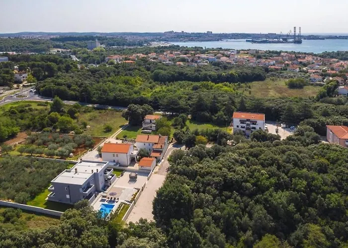 Vila Grande T&d For 14 People Near With Sauna, Fitness & Heated Pool Pula