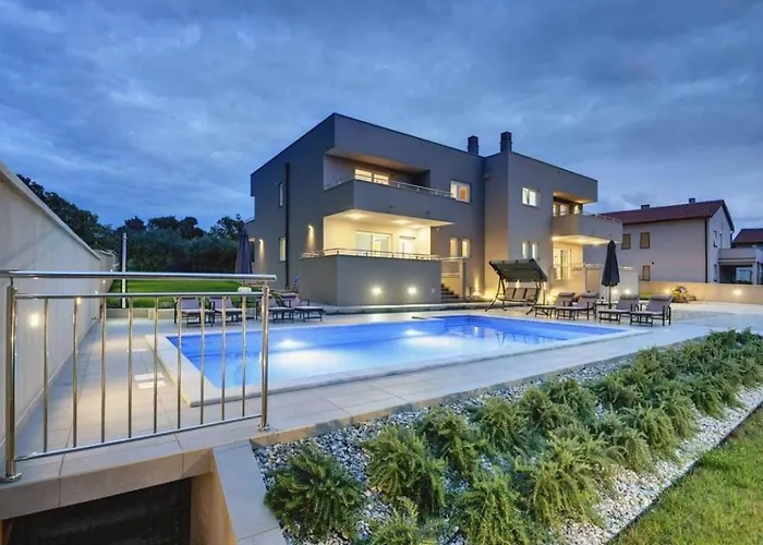 Grande T&d For 14 People Near With Sauna, Fitness & Heated Pool *