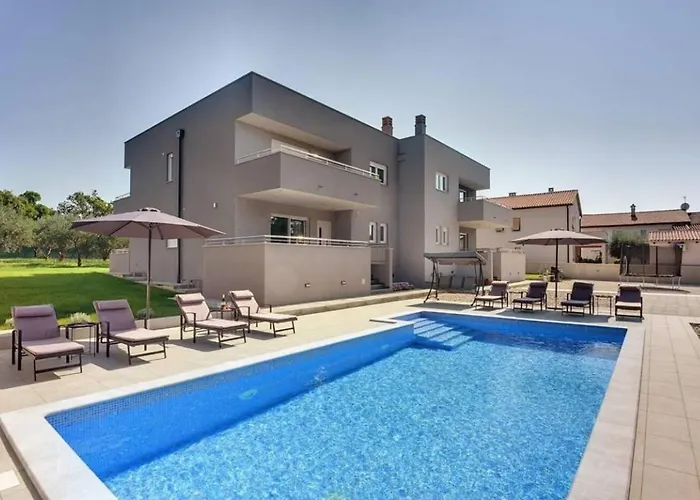 Grande T&d For 14 People Near With Sauna, Fitness & Heated Pool