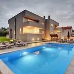 Grande T&d For 14 People Near With Sauna, Fitness & Heated Pool *