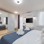 Grande T&d For 14 People Near With Sauna, Fitness & Heated Pool Villa