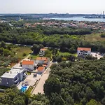 Villa Grande T&d For 14 People Near With Sauna, Fitness & Heated Pool Pula