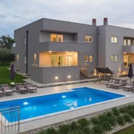 Grande T&d For 14 People Near With Sauna, Fitness & Heated Pool Villa *