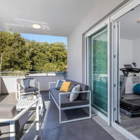 Grande T&d For 14 People Near With Sauna, Fitness & Heated Pool Villa