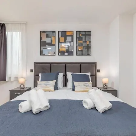 Villa Grande T&d For 14 People Near With Sauna, Fitness & Heated Pool Pula