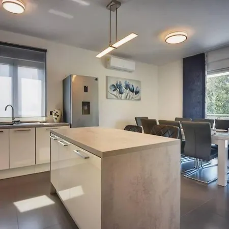 Grande T&d For 14 People Near With Sauna, Fitness & Heated Pool Villa *