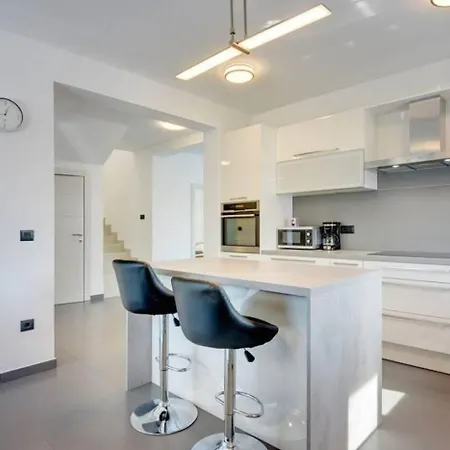 Grande T&d For 14 People In With Sauna, Fitness & Heated Pool *