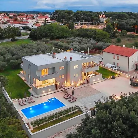 Grande T&d For 14 People Near With Sauna, Fitness & Heated Pool Villa *