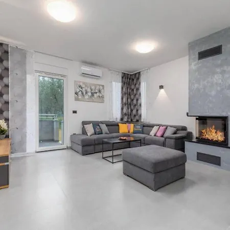 Grande T&d For 14 People In With Sauna, Fitness & Heated Pool * פולה