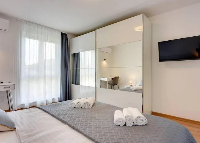 Villa Grande T&d For 14 People Near With Sauna, Fitness & Heated Pool Pula