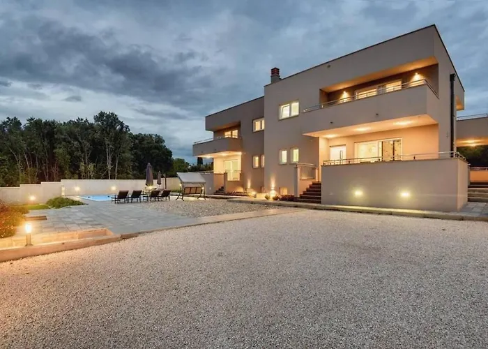 Grande T&d For 14 People Near With Sauna, Fitness & Heated Pool Villa *