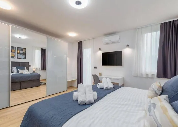 Grande T&d For 14 People Near With Sauna, Fitness & Heated Pool Villa