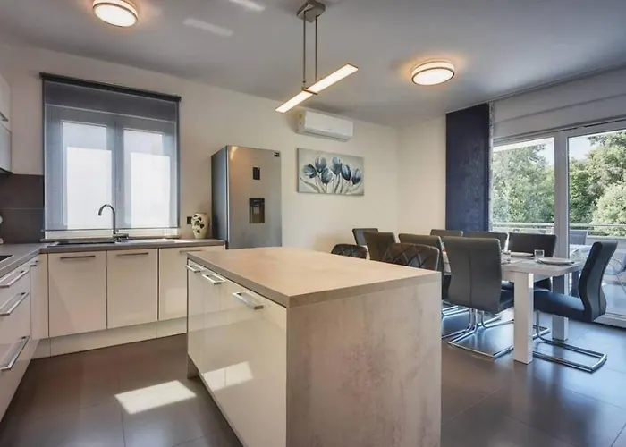 Grande T&d For 14 People Near With Sauna, Fitness & Heated Pool Villa *