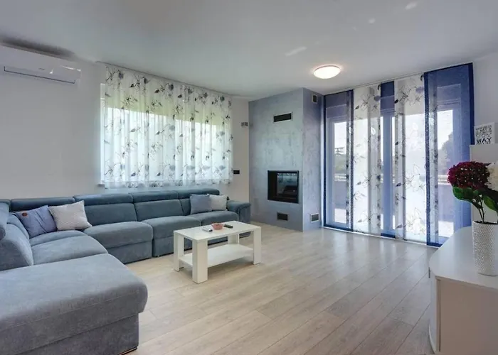 Grande T&d For 14 People Near With Sauna, Fitness & Heated Pool