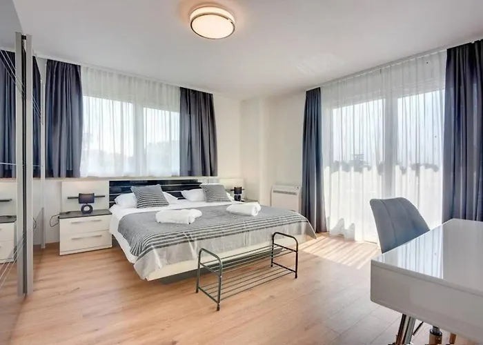 Grande T&d For 14 People Near With Sauna, Fitness & Heated Pool Villa *