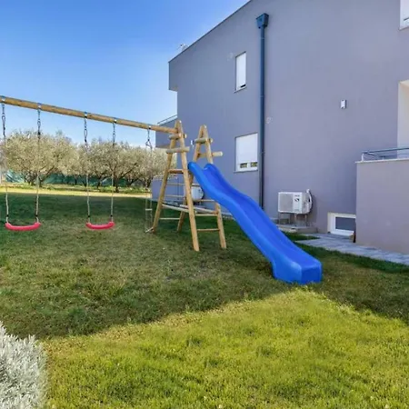Vila Grande T&d For 14 People In With Sauna, Fitness & Heated Pool