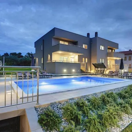 Grande T&d For 14 People In With Sauna, Fitness & Heated Pool *