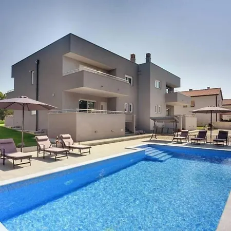 Grande T&d For 14 People Near With Sauna, Fitness & Heated Pool