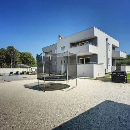 Grande T&d For 14 People In With Sauna, Fitness & Heated Pool Vila